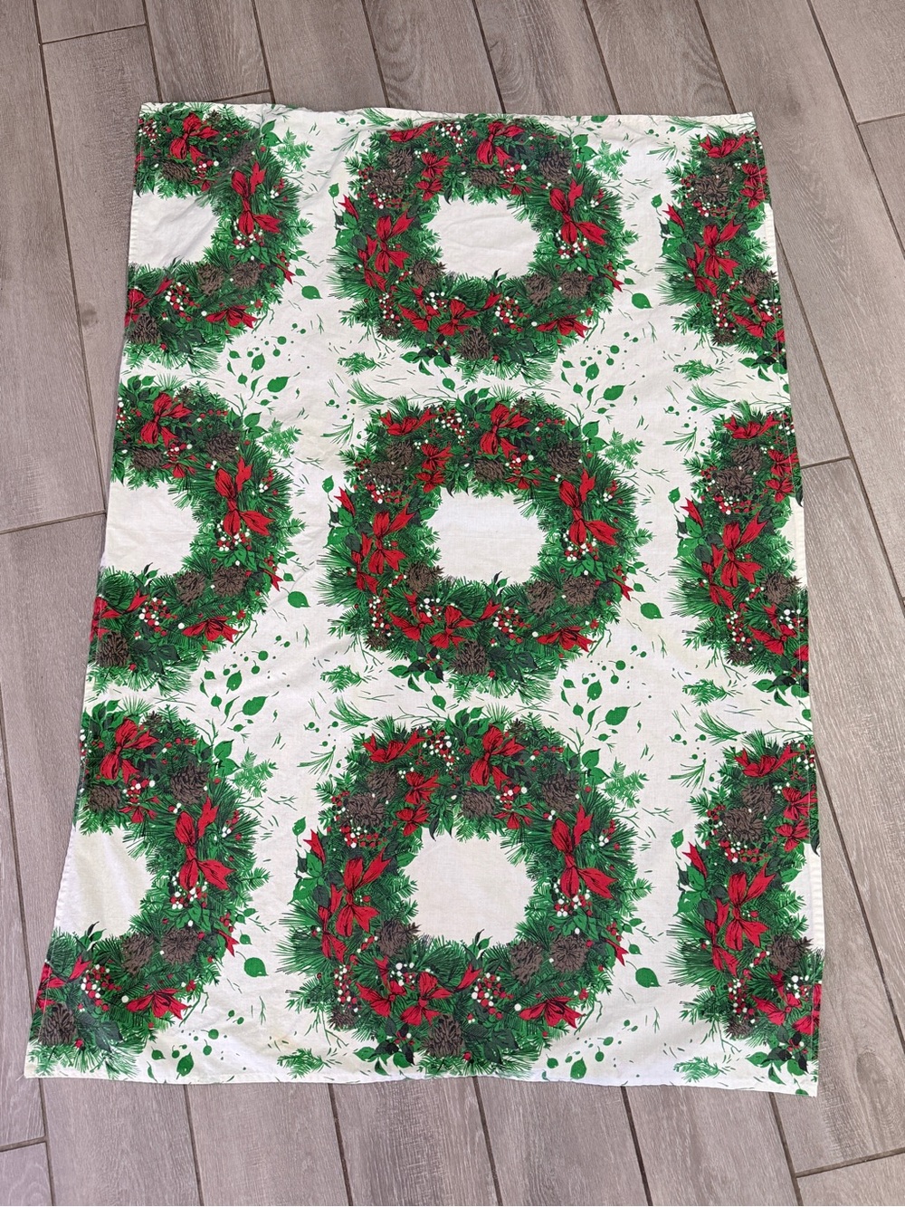 Vintage Handmade Christmas Holiday Wreath Tablecloth 49x33